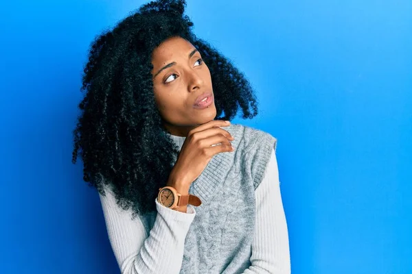 Afrikanisch Amerikanische Frau Mit Afro Haaren Lässigem Winterpullover Mit Hand — Stockfoto