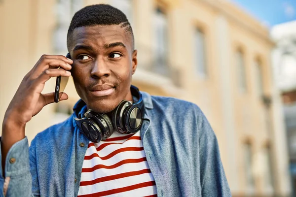Fiatal Afro Amerikai Férfi Komoly Arckifejezéssel Beszél Okostelefonon Városban — Stock Fotó