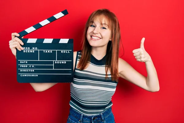 Redhead Junge Frau Hält Video Film Klapptafel Lächelt Glücklich Und — Stockfoto