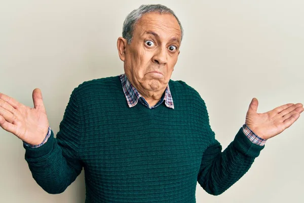 Schöner Älterer Mann Mit Grauen Haaren Trägt Lässigen Pullover Ahnungslos — Stockfoto