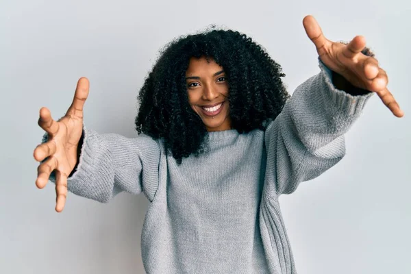 Afro Amerikaanse Vrouw Met Afrohaar Casual Wintertrui Kijkend Naar Camera — Stockfoto