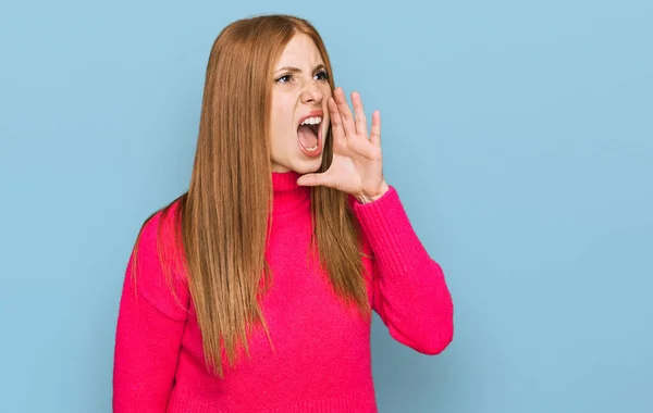 Mujer Irlandesa Joven Con Ropa Casual Gritando Gritando Fuerte Lado — Foto de Stock