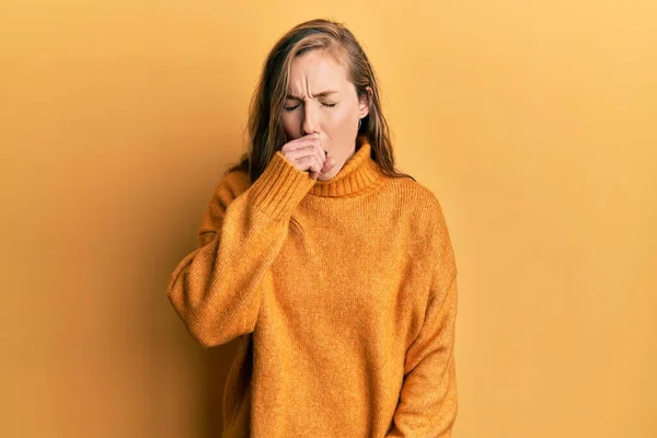 Jeune Femme Blonde Portant Des Vêtements Décontractés Sentant Mal Toussant — Photo