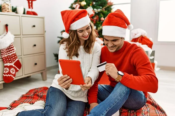 Jovem Casal Hispânico Usando Chapéu Natal Usando Touchpad Cartão Crédito — Fotografia de Stock