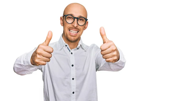 秃头的男人 留着胡子 身穿商务衬衫 戴着眼镜 赞成用手做积极的手势 微笑着竖起大拇指 为成功感到高兴 优胜手势 — 图库照片