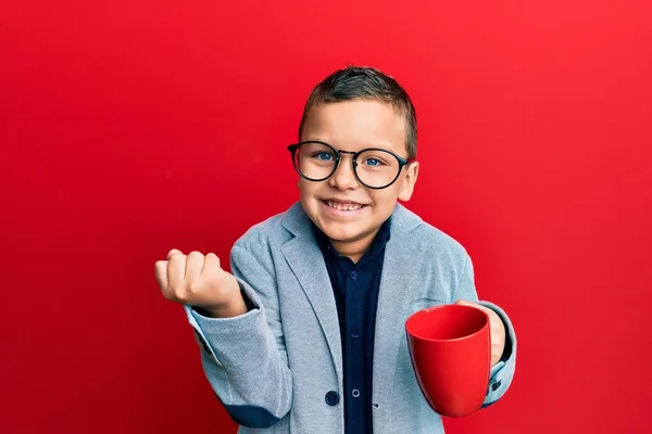 Menino Usando Óculos Bebendo Uma Caneca Vermelha Gritando Orgulhoso Celebrando — Fotografia de Stock