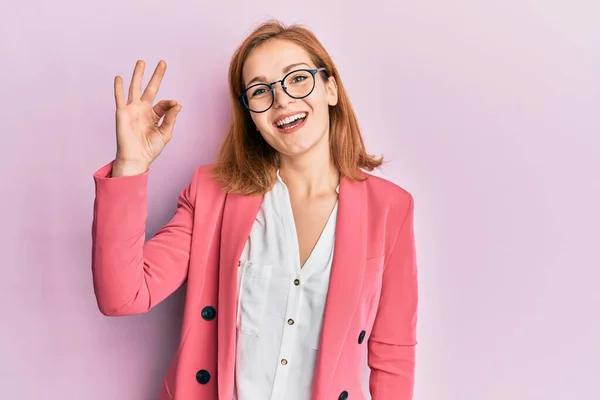 Junge Kaukasische Frau Mit Businessstil Und Brille Die Positiv Lächelt — Stockfoto