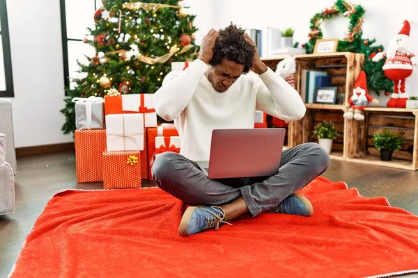 Jovem Afro Americano Usando Laptop Sentado Árvore Natal Sofrendo Dor — Fotografia de Stock