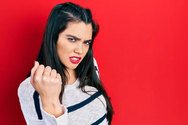 Latin Kökenli Genç Bir Kız Kızgın Kızgın Öfkeyle Bağırırken Yumruğunu — Stok fotoğraf