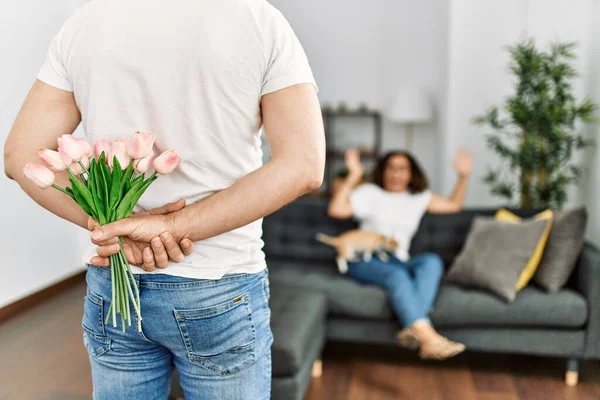 Hombre Sorprendiendo Esposa Con Flores Casa — Foto de Stock