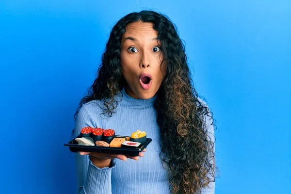 Mladá Latinská Žena Ukazuje Talíř Sushi Vyděšený Ohromený Otevřenými Ústy — Stock fotografie