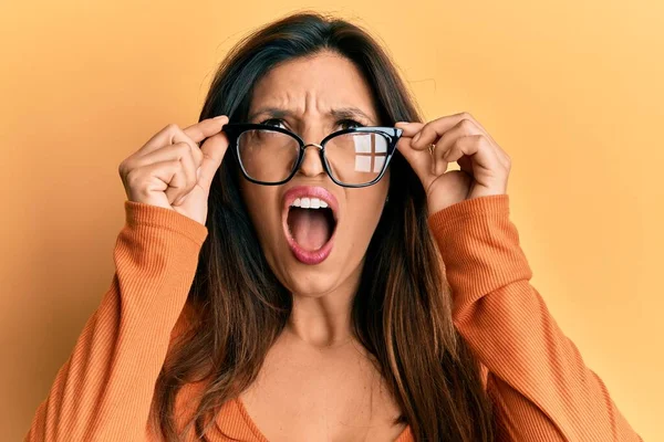 Beautiful Hispanic Woman Wearing Glasses Angry Mad Screaming Frustrated Furious — 스톡 사진