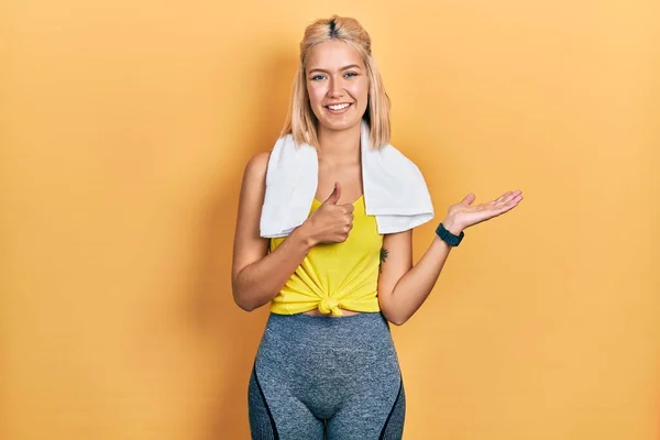 Vacker Blond Sport Kvinna Bär Träningskläder Visar Handflatan Och Gör — Stockfoto