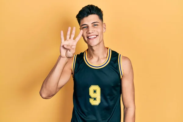 Νεαρός Ισπανός Στολή Μπάσκετ Που Δείχνει Και Δείχνει Δάχτυλα Τέσσερα — Φωτογραφία Αρχείου