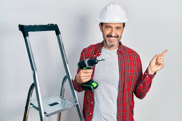 Homem Trabalhador Hispânico Meia Idade Segurando Chave Fenda Usando Escada — Fotografia de Stock