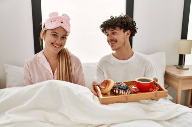 Genç ve güzel bir çift, mutlu bir şekilde gülümsüyor..