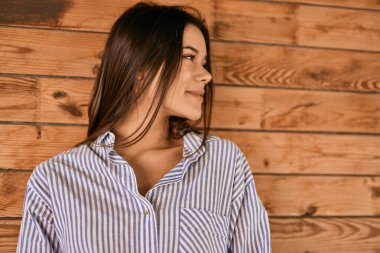 Genç İspanyol kız gülümseyerek şehirde mutlu mesut dikiliyor..