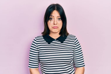 Gündelik giysiler giyen genç İspanyol kadın depresyonda ve endişe içinde, kızgın ve korkmuş bir şekilde ağlıyor. hüzünlü ifade. 