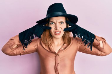 Berber önlüğü giymiş, kafası karışık ve kafası karışık genç beyaz bir kadın. şüphe kavramı. 