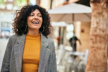Genç İspanyol kadın şehre alışverişe gidiyor..