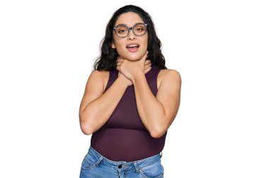 Esmer, sıradan kıyafetler ve gözlük takan genç bir kadın bağırıyor ve boğuluyor çünkü acı verici bir boğulma var. Sağlık problemi. Boğulma ve intihar konsepti. 