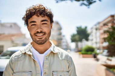 Yakışıklı, sakallı, güneşli bir günde mutlu bir şekilde gülümseyen bir İspanyol.