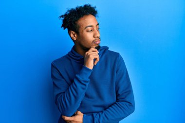 Sakallı, sıradan bir kazak giyen genç, Afro-Afrikalı Amerikalı bir adam şüphe üzerine yoğunlaşmıştı. 