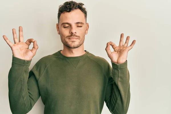 Junger Hispanischer Mann Lässiger Kleidung Entspannt Und Lächelt Mit Geschlossenen — Stockfoto