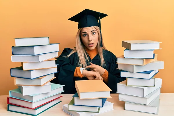 Jonge Blanke Vrouw Draagt Afstudeerceremonie Badjas Zittend Tafel Haast Wijzend — Stockfoto