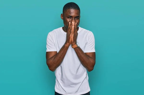 Jonge Afro Amerikaanse Man Draagt Casual Wit Shirt Lachen Beschaamd — Stockfoto