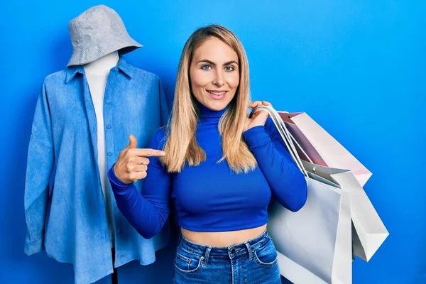 Giovane Donna Caucasica Tenendo Borse Della Spesa Puntando Dito Verso — Foto Stock