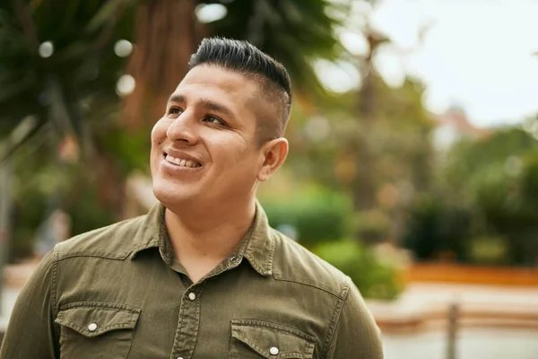 Jovem Latino Sorrindo Feliz Cidade — Fotografia de Stock