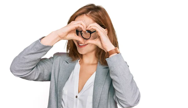 Joven Mujer Caucásica Usando Estilo Negocios Gafas Haciendo Forma Corazón —  Fotos de Stock