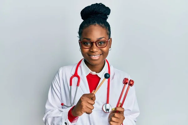 Jeune Femme Afro Américaine Portant Uniforme Médecin Tenant Diapason Souriant — Photo
