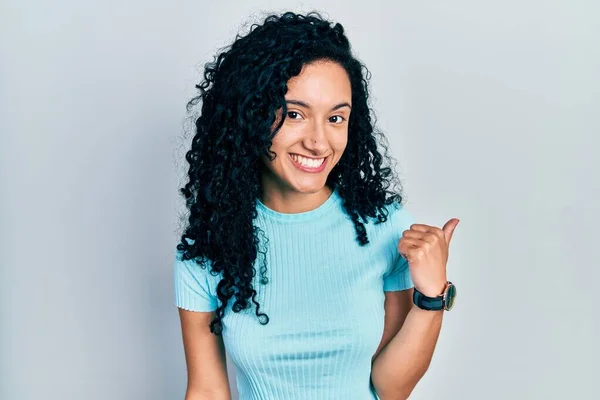 Ung Latinamerikansk Kvinna Med Lockigt Hår Bär Casual Blå Skjorta — Stockfoto