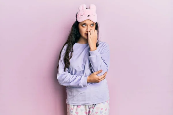 Mulher Bonita Oriente Médio Usando Máscara Sono Pijama Olhando Estressado — Fotografia de Stock