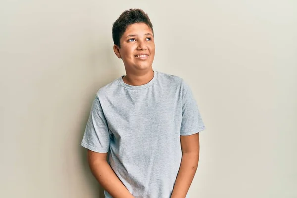 Adolescente Hispano Con Camiseta Gris Casual Mirando Hacia Otro Lado —  Fotos de Stock