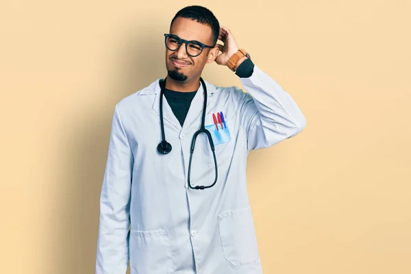 Joven Afroamericano Vestido Con Uniforme Médico Estetoscopio Confunde Pregunta Acerca — Foto de Stock