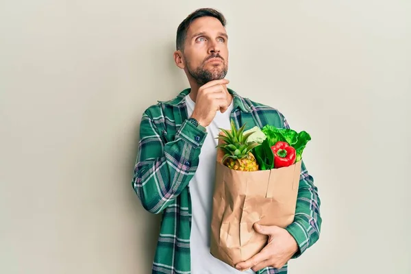 Hombre Guapo Con Barba Sosteniendo Bolsa Papel Con Comestibles Con —  Fotos de Stock