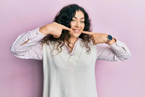 Junge Brünette Frau Mit Lockigem Haar Lässig Gekleidet Fröhlich Lächelnd — Stockfoto