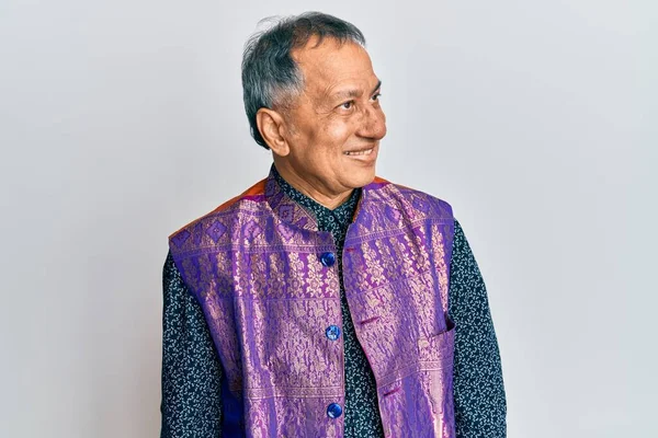 Homem Indiano Meia Idade Vestindo Roupas Tradicionais Indianas Olhando Para — Fotografia de Stock