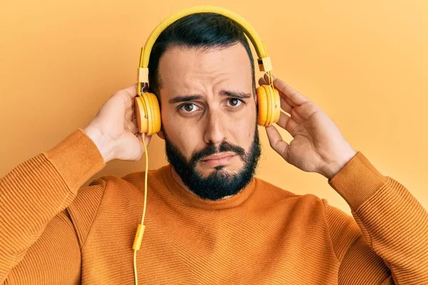 Giovane Con Barba Che Ascolta Musica Usando Cuffie Depresso Preoccuparsi — Foto Stock