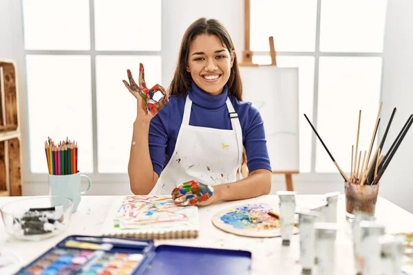 在艺术工作室里 年轻的黑发女人 手绘着粉刷的手 微笑着 手绘手绘手绘手绘手绘手绘手绘手绘手绘手绘手绘手绘手绘手绘手绘手签 成功表达 — 图库照片