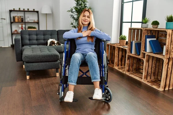 Νεαρή Όμορφη Γυναίκα Κάθεται Αναπηρική Καρέκλα Στο Σπίτι Χαμογελώντας Χέρια — Φωτογραφία Αρχείου