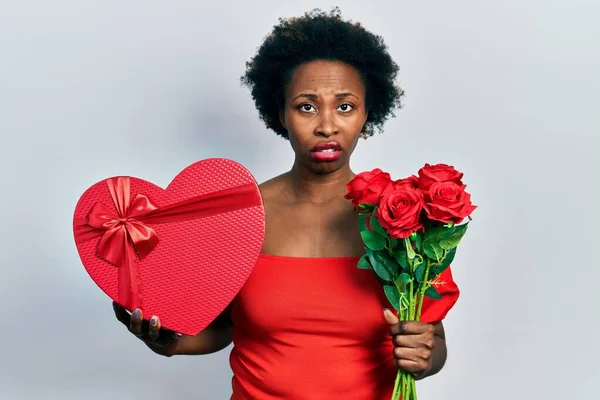 Jeune Femme Afro Américaine Tenant Cadeau Anniversaire Bouquet Fleurs Expression — Photo