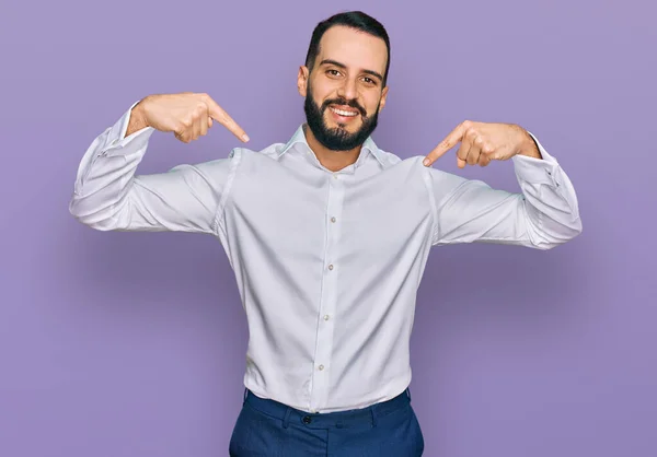 Ung Man Med Skägg Bär Business Shirt Ser Säker Med — Stockfoto