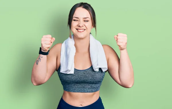 Chica Hispana Joven Con Ropa Deportiva Toalla Emocionada Por Éxito — Foto de Stock