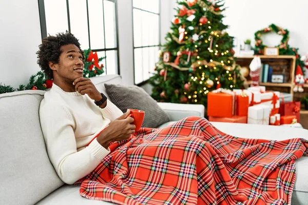 Joven Afroamericano Sentado Sofá Bebiendo Café Junto Árbol Navidad Con — Foto de Stock
