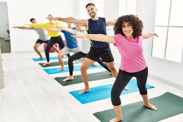 Spor Merkezinde Mutlu Bir Yoga Eğitimi Veren Bir Grup Genç — Stok fotoğraf