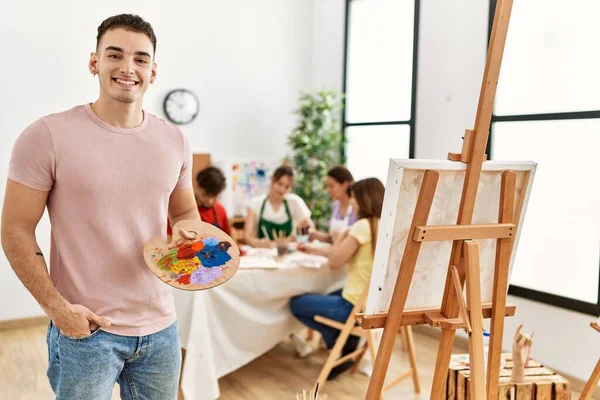 Grupo Pessoas Que Desenha Sentado Mesa Homem Sorrindo Feliz Segurando — Fotografia de Stock